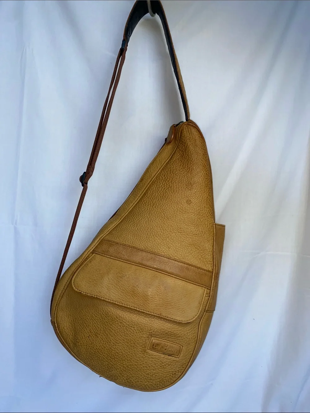 Vintage L.L. Bean Ameribag Healthy Back Tan Leather Sling Messenger Bag